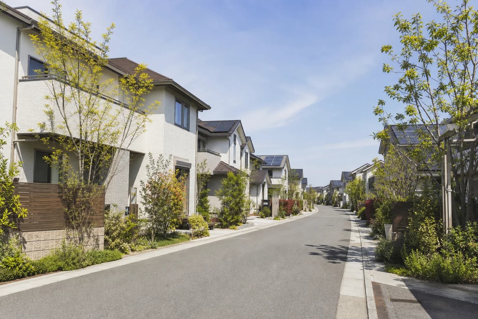 太陽光パネルを設置した住宅が並ぶ街並み